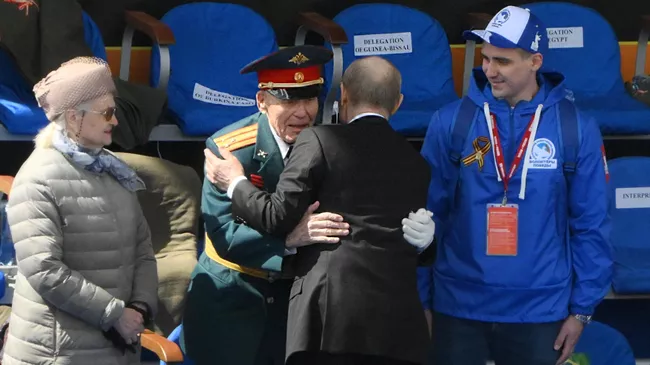Путин обнял ветерана на Параде Победы Путин обнял ветерана на Параде Победы