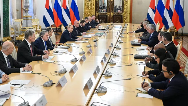 Путин поблагодарил президента Кубы за визит в Москву Путин поблагодарил президента Кубы за визит в Москву