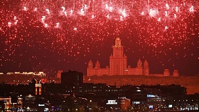Un colorido espectáculo pirotécnico ilumina el cielo de Moscú en la Plaza Roja Un colorido espectáculo pirotécnico ilumina el cielo de Moscú en la Plaza Roja