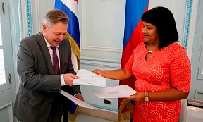 Entrega el Embajador Víctor Koronelli las Copias de Estilo Entrega el Embajador Víctor Koronelli las Copias de Estilo